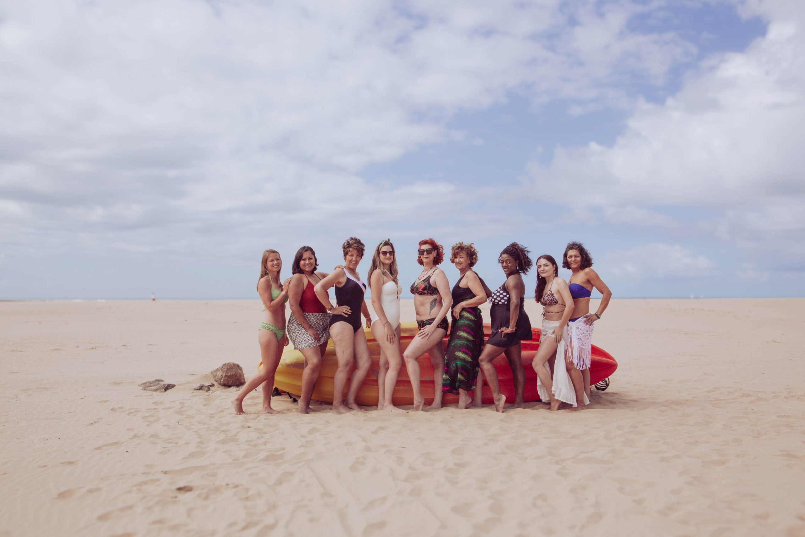 Morphologie corps Groupe de femmes sur la plage posant en maillot de bain.